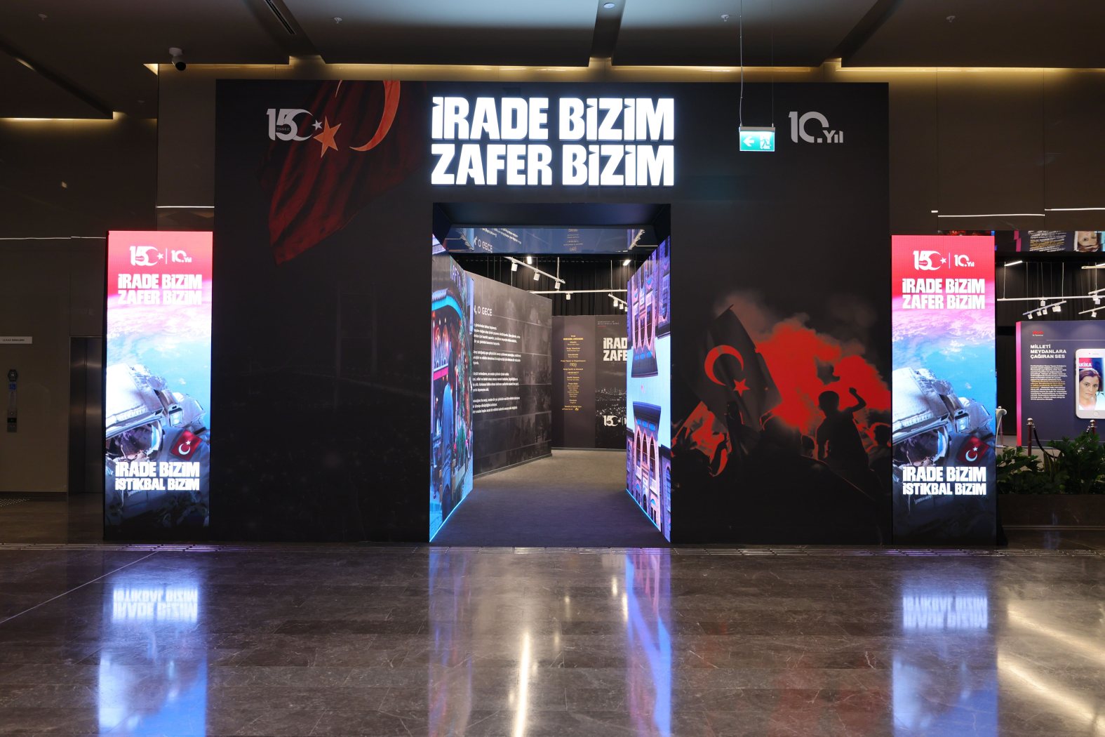 “İrade Bizim, Zafer Bizim” sergisi ziyaretçileriyle buluştu